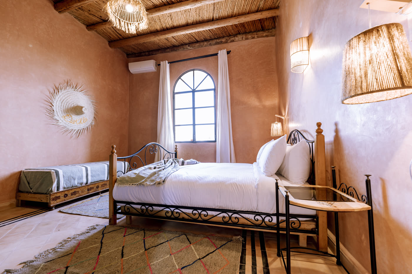 Chambre Dakhla - lit et décoration