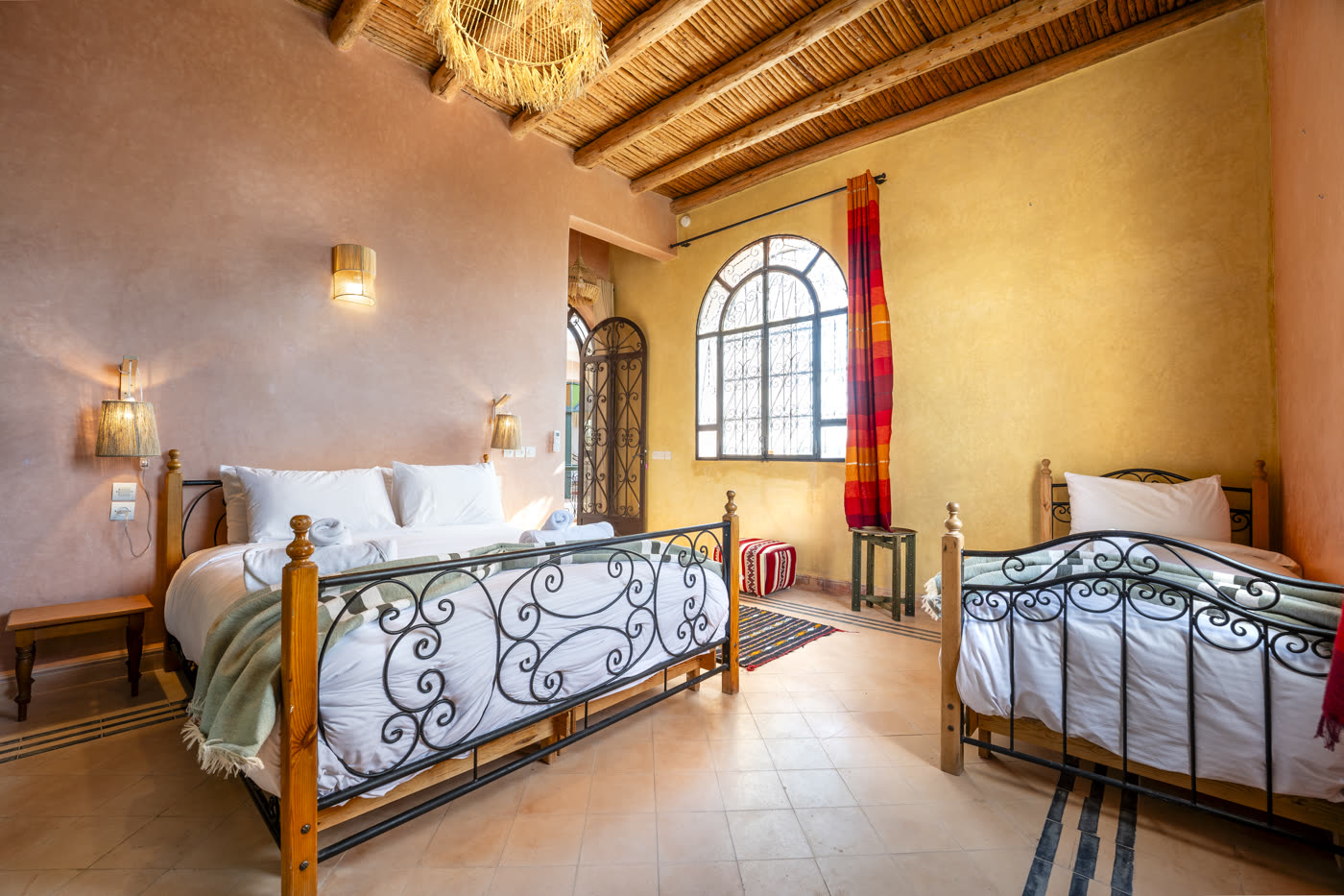 Chambre Merzouga - lits et fenêtre