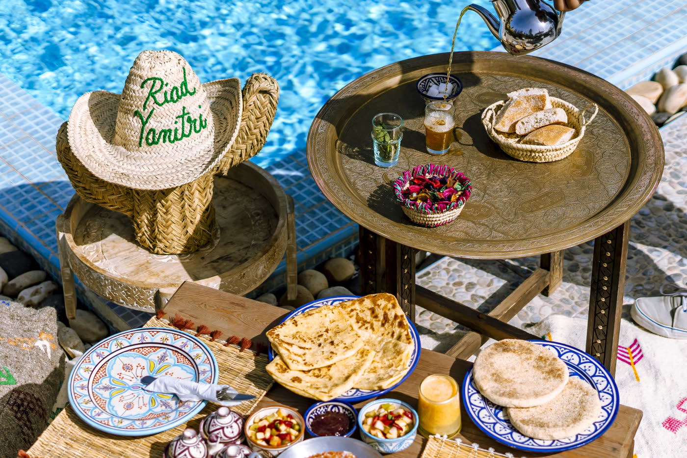 Restaurant - petit-déjeuner au bord de la piscine