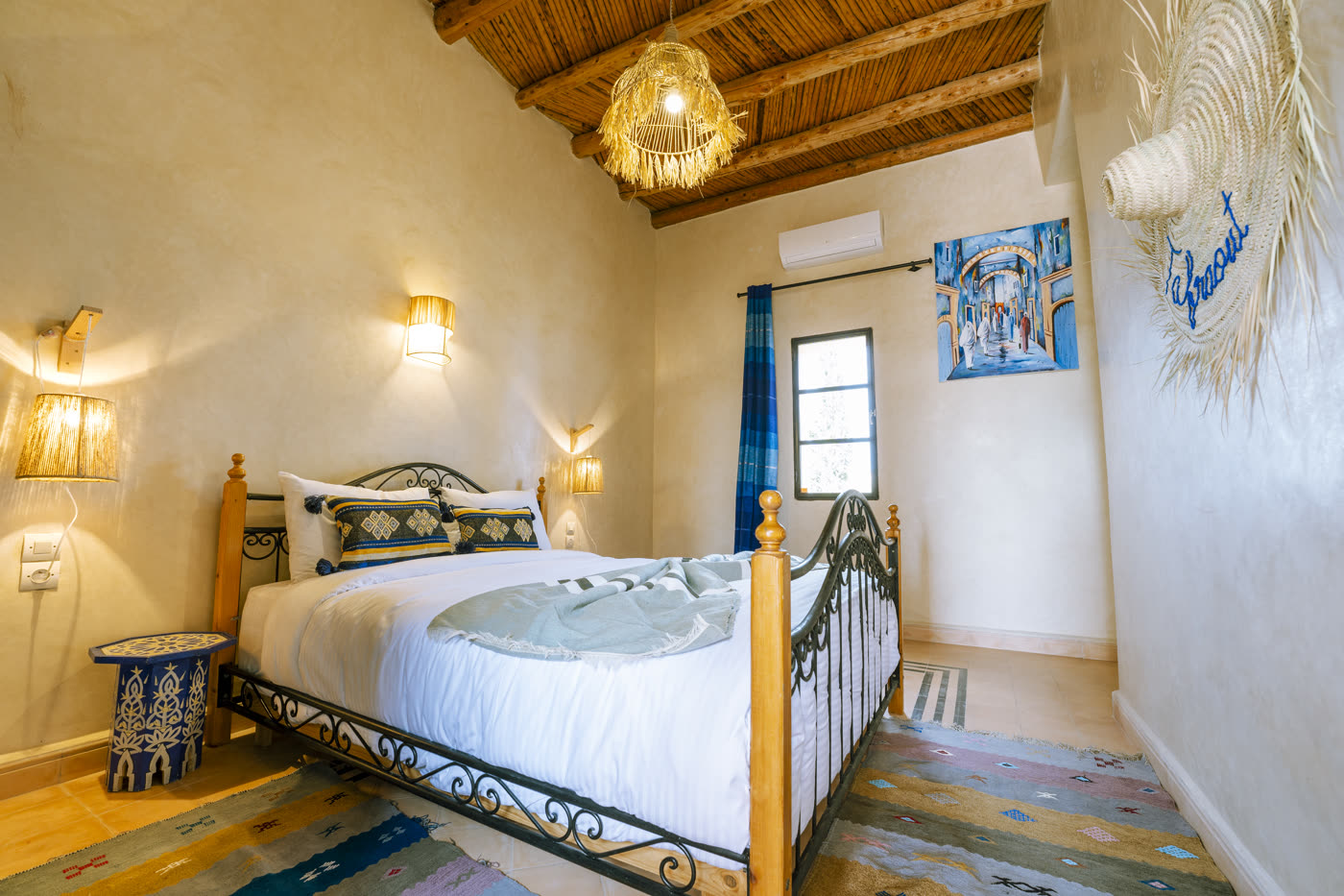 Chambre Tafraout - lit et décoration bleue